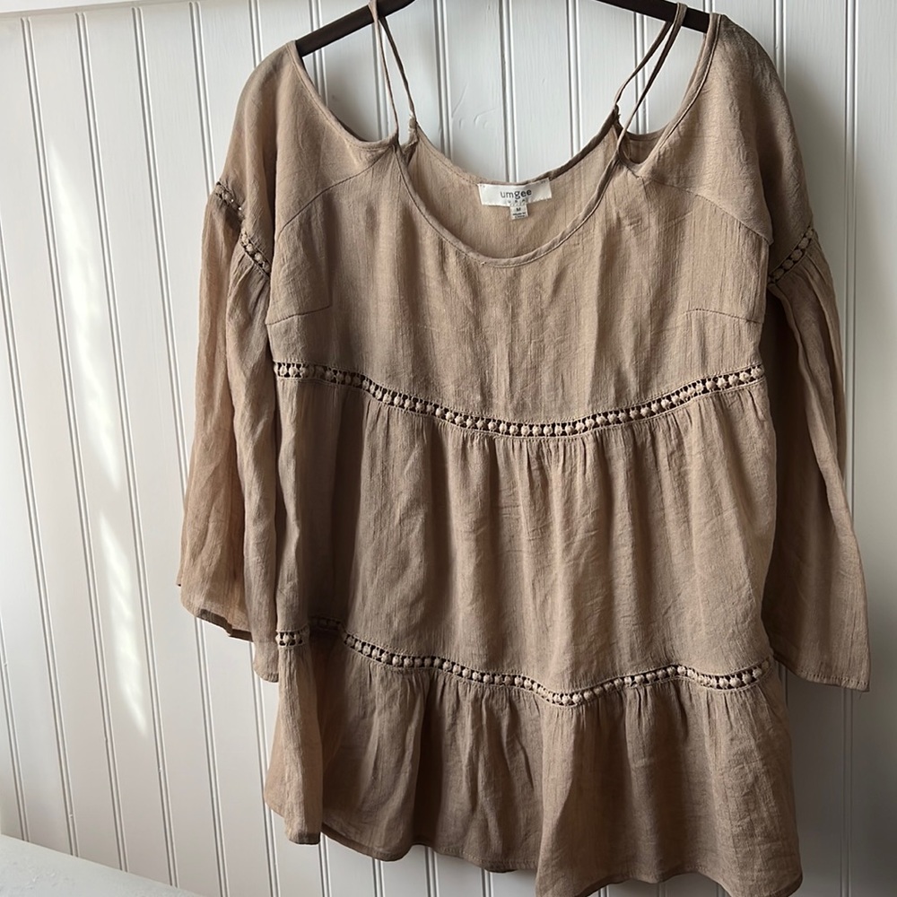 Women’s cold shoulder top, size M